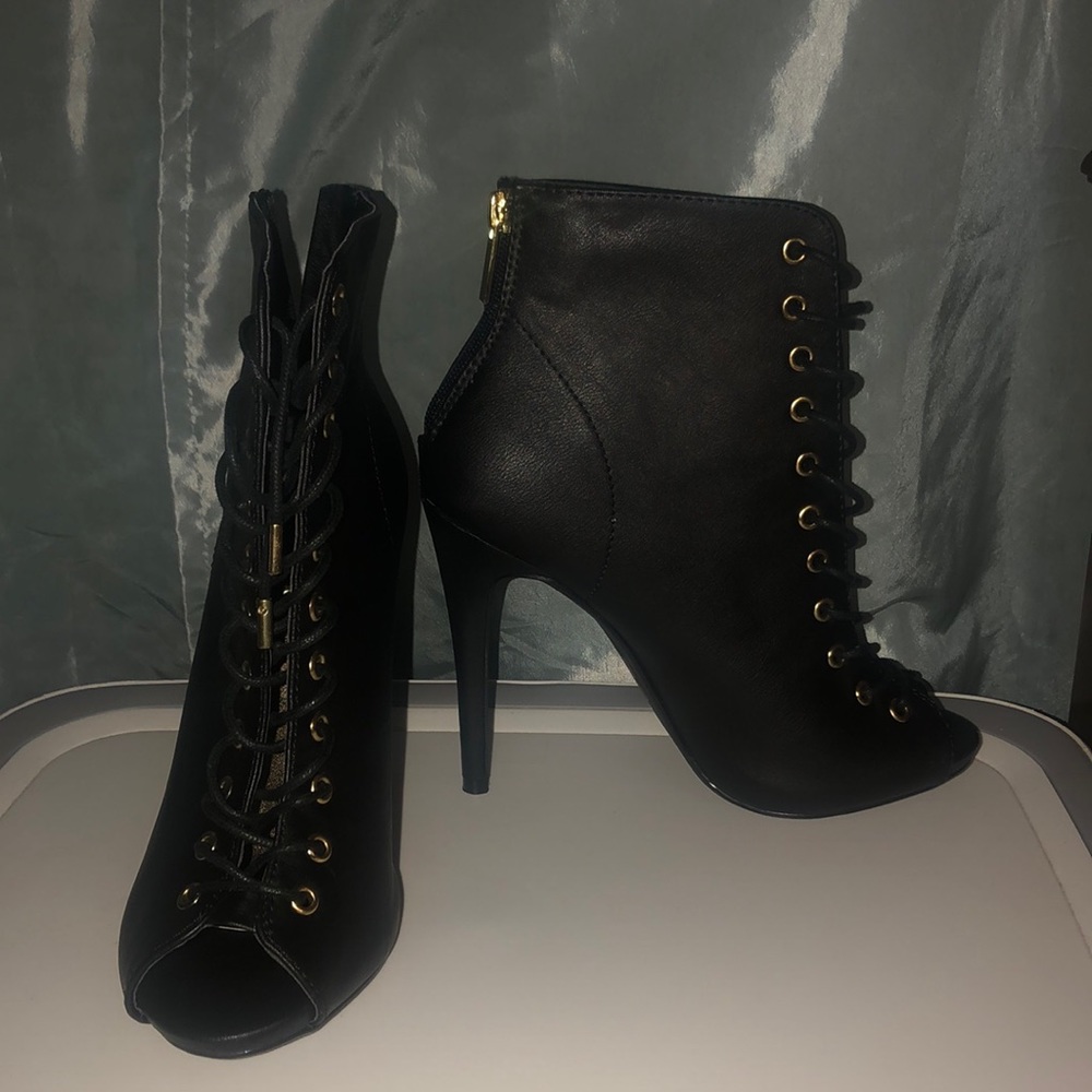Rouge booties
